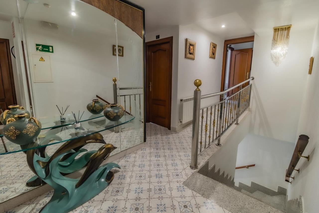 Hostal - Restaurante La Buena Villa By Vivere Stays Villalonquejar Exterior photo